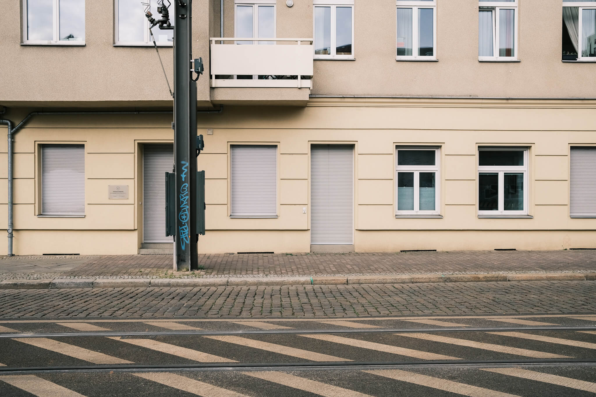 A pleasing monochrome color palette on the streets of Berlin