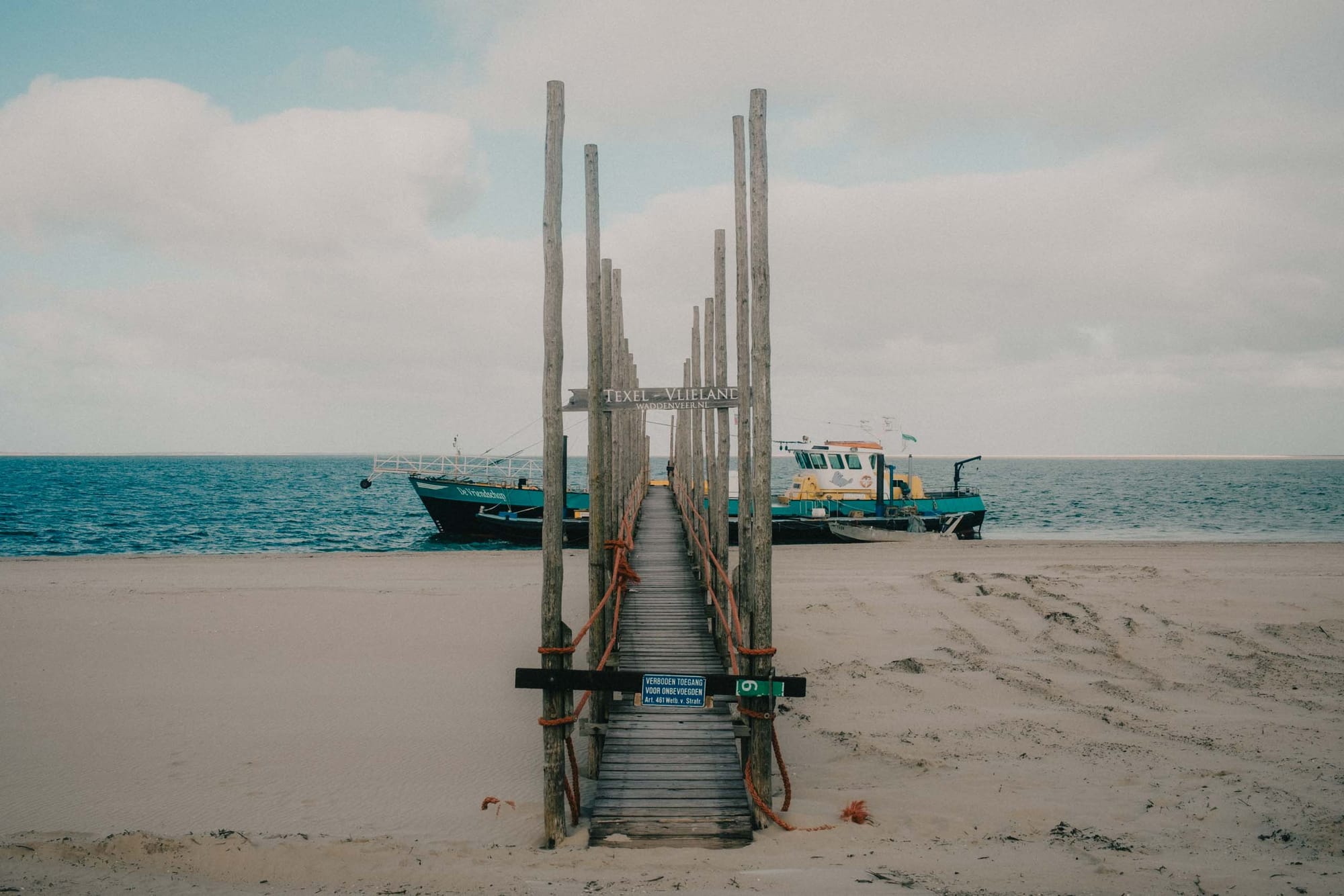 A temporary beach jetty for the Waddenveer, where passengers board directly from the sand for the crossing between Texel and Vlieland. The service runs only in suitable weather and tidal conditions, as shifting sandbanks and shallow waters determine when the route is navigable.