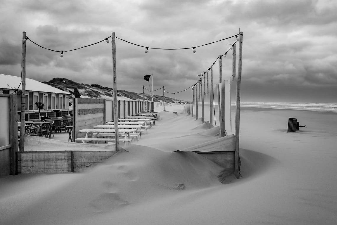 Comparison of a real photograph and its AI-generated version based on a description.